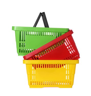 Beyaza izole edilmiş renkli alışveriş sepetleri yığını