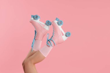 Pembe arka planda patenli bir kadın, yakın plan. Metin için boşluk