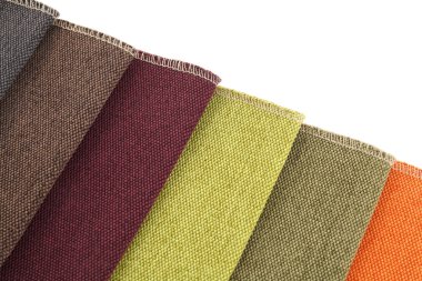 Beyaz, üst görünümde izole edilmiş farklı kumaş örnekleri