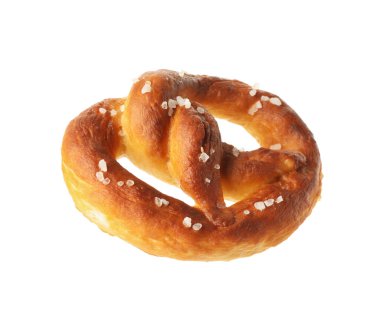 Lezzetli kraker, beyaz üzerine tuz dökülmüş.