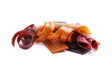 Beyaz arka planda farklı lezzetli meyve derisi