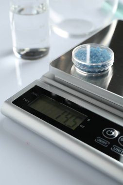 Beyaz arka planda Petri kabı ile laboratuvar ölçeği, yakın plan