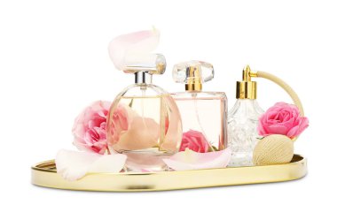 Birçok farklı parfüm şişeleri ve güller beyaz üzerine izole edilmiş.