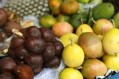 Markette farklı taze egzotik meyveler, yakın plan.