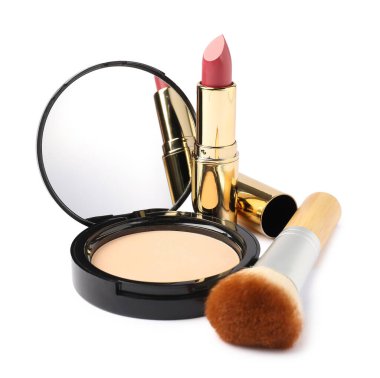 Beyaz üzerine ayna, fırça ve ruj sürülmüş açık yüz pudrası