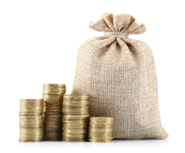 Torbalar ve istiflenmiş paralar beyaza izole edilmiş.