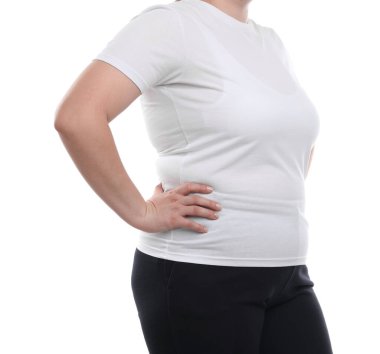 Kilo kaybı. Artı beyaz arka planda boyda bir kadın, yakın plan.