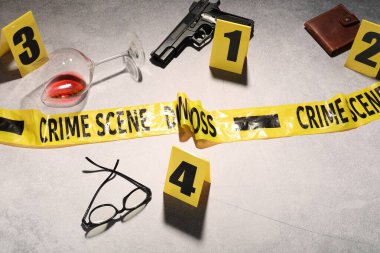 Adli tıp uzmanlığı. Açık gri arka planda delil, işaret ve polis bandı bulunan suç mahalli