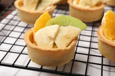 Meyveli ve naneli tart, yakın plan. Tatlı nefis.