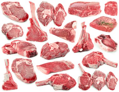Beyaza izole edilmiş çiğ et parçaları, kolaj.