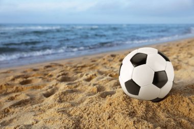 Plaj futbolu. Denize yakın kumda futbol topu. Mevsimlik açık hava aktivitesi