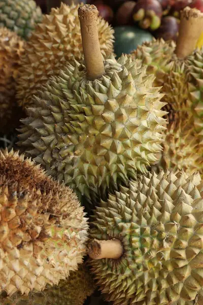 Markette taze, olgun durianlar, manzaranın üstünde