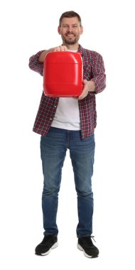 Beyaz arka planda plastik kutu tutan adam.