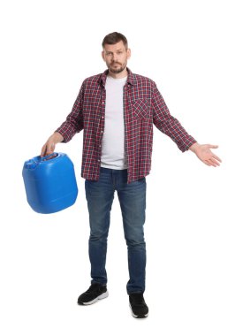 Beyaz arka planda plastik kutu tutan adam.