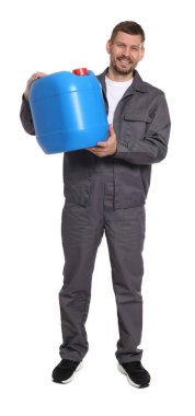 Beyaz arka planda plastik kutu tutan adam.