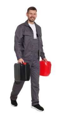 Beyaz arka planda plastik kutuları olan adam.