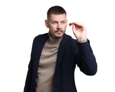 Hedef alınıyor. Beyaz arkaplanı hedefleyen dartlı bir adam.