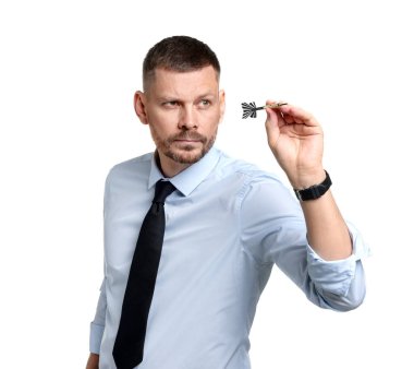 Hedef alınıyor. Beyaz arkaplanı hedefleyen dartlı bir adam.