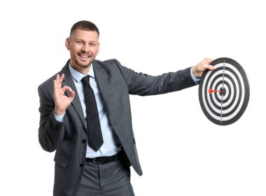 Hedef alınıyor. Ok ve dart tahtası olan adam beyaz arka planda iyi bir hareket gösteriyor.