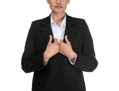 Beyaz arka planda takım elbiseli kendine güvenen iş kadını, yakın plan.