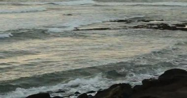 Güzel dalgalı deniz ve kayalık sahil manzarası