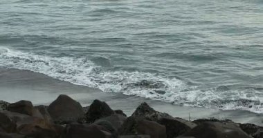 Güzel dalgalı deniz ve kayalık sahil manzarası