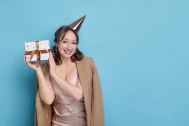 Doğum günü kutlaması. Açık mavi arka planda yeteneği olan bir kadın. Metin için boşluk