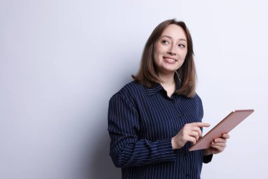 Beyaz arkaplanda modern tabletli kadın, metin için boşluk