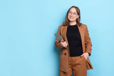 Açık mavi arkaplanda modern tabletli kadın, metin için boşluk