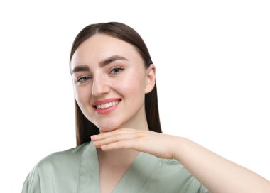 Beyaz arka planda sağlıklı tenli gülümseyen kadın portresi