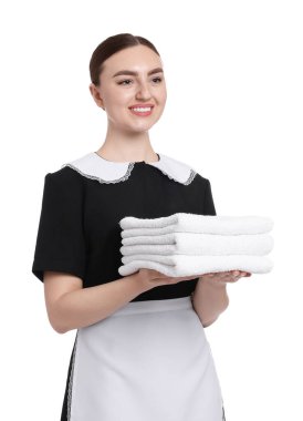 Beyaz arka planda temiz havlu yığını olan oda hizmetçisi.