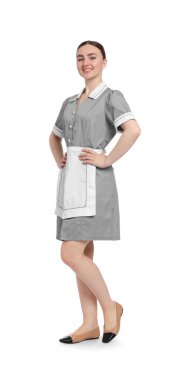 Beyaz arka planda mutlu oda hizmetçisinin tam boy portresi.