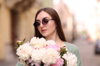 Güzel şakayık demeti olan çekici bir kadın.