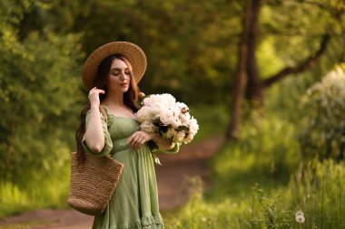 Parkta şakayık demeti olan güzel bir kadın. Metin için boşluk