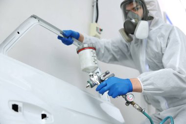 Kaportacının kapısını boyayan işçiler, seçici odaklanma