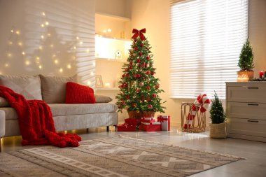 Güzel Noel ağacı ve odadaki diğer dekorlar. Şenlikli iç tasarım