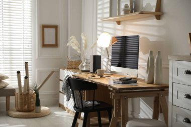 Ofisinde bilgisayar olan rahat bir iş yeri.