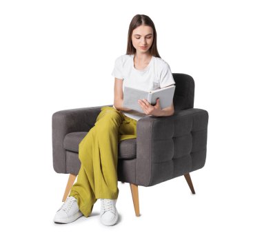 Beyaz arka planda rahat koltukta kitap okuyan güzel bir kadın.