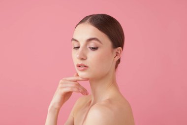 pembe bir arka plan üzerinde güzel bir genç kadın portresi