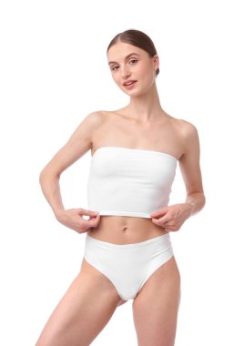 Beyaz arka planda mükemmel ince vücutlu güzel bir kadın.