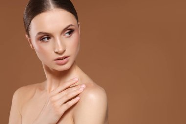 Bej arka planda güzel bir genç kadının portresi, metin için boşluk