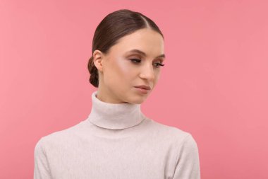 pembe bir arka plan üzerinde güzel bir genç kadın portresi,