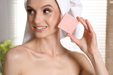 İçerde sabunlu gülümseyen kadın, yakın plan.