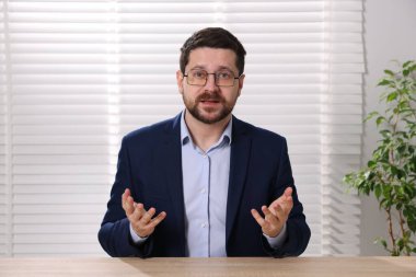 Çevrimiçi hoparlör kapalı masada webinar, web kamerasından görüntü