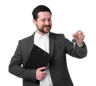 Emlakçının elinde anahtarlık, ev şeklindeki anahtarlık ve beyaz arka planda pano var.