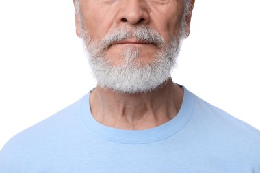 Beyaz arka planda gümüş sakallı adam, yakın plan.
