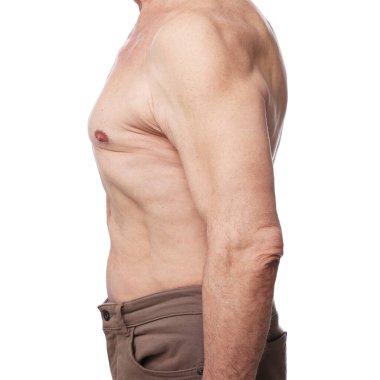 Beyaz arka planda iyi duruşu olan kıdemli adam, yakın plan.