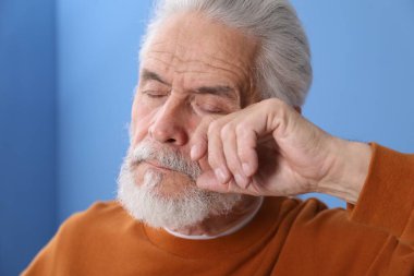 Yaşlı adam evde göz yorgunluğu çekiyor.