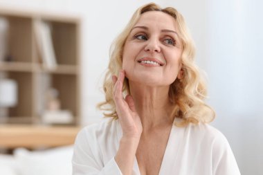 Gülümseyen orta yaşlı kadın. Metin için boşluk