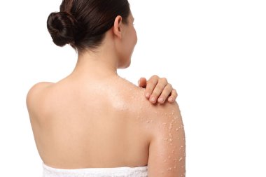 Omuzlarına beyaz arka plan ve arka plan üzerine vücut masajı yapan kadın.